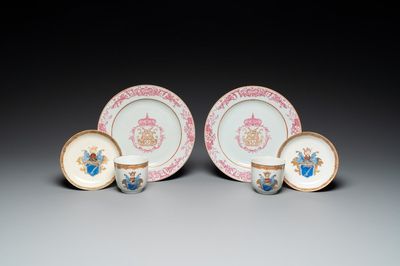 Een paar gemonogrammeerde Chinese roze-geëmailleerde borden en een paar koppen en schotels met wapendeor, Yongzheng/Qianlong