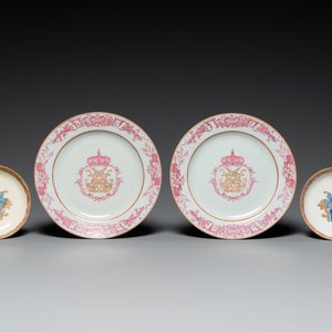 Een paar gemonogrammeerde Chinese roze-geëmailleerde borden en een paar koppen en schotels met wapendeor, Yongzheng/Qianlong — foto 2