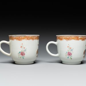 Een paar gemonogrammeerde Chinese roze-geëmailleerde borden en een paar koppen en schotels met wapendeor, Yongzheng/Qianlong — foto 4