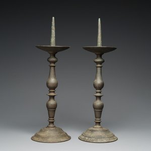 Een paar gepatineerde bronzen penkandelaars, Frankrijk, 17e eeuw — foto 2