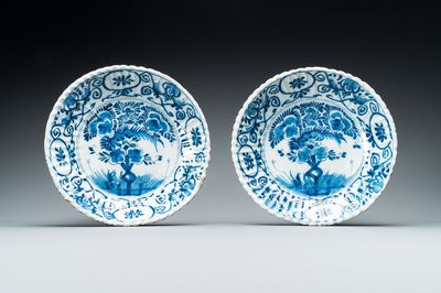 Een paar geribde blauw-witte Delftse 'theeboom' borden, 18e eeuw