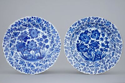 Een paar gewelfde Chinese blauw-witte schotels met pioenrozen en rotsen, Kangxi