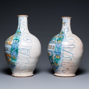 Een paar grote apothekersflessen in polychrome Italiaanse majolica, Deruta, 17e eeuw — foto 4