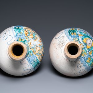 Een paar grote apothekersflessen in polychrome Italiaanse majolica, Deruta, 17e eeuw — foto 6