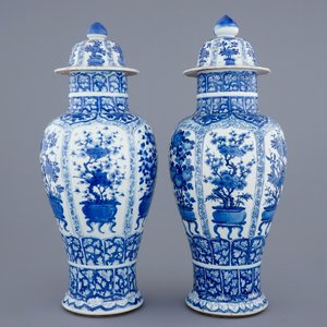 Een paar grote blauw-witte Chinese dekselvazen, Kangxi — foto 2