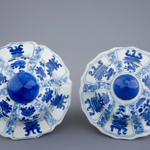Een paar grote blauw-witte Chinese dekselvazen, Kangxi — foto 8