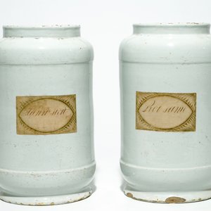 Een paar grote blauw-witte Delftse apothekerspotten, 18e eeuw — foto 3