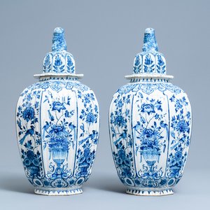 Een paar grote blauw-witte Delftse dekselvazen, 18e eeuw — foto 1