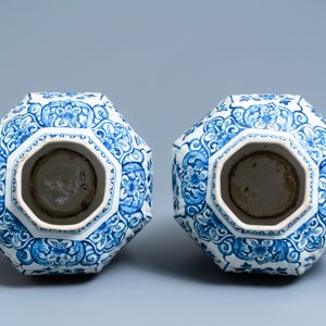 Een paar grote blauw-witte Delftse dekselvazen, 18e eeuw — foto 5