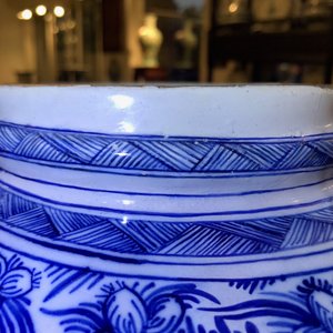 Een paar grote blauw-witte Delftse dekselvazen, 18e eeuw — foto 14