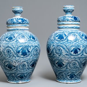 Een paar grote blauw-witte Delftse dekselvazen, 18e eeuw — foto 2