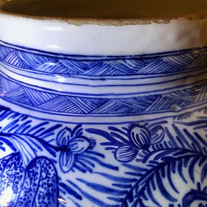 Een paar grote blauw-witte Delftse dekselvazen, 18e eeuw — foto 27