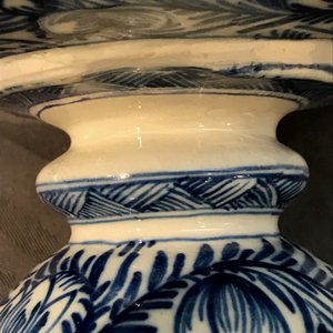 Een paar grote blauw-witte Delftse dekselvazen, 18e eeuw — foto 31
