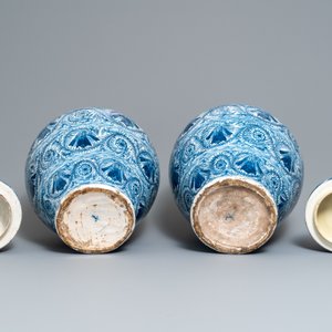 Een paar grote blauw-witte Delftse dekselvazen, 18e eeuw — foto 6