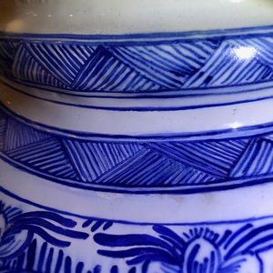 Een paar grote blauw-witte Delftse dekselvazen, 18e eeuw — foto 10