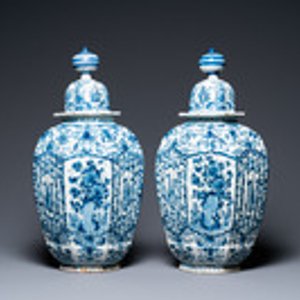 Een paar grote blauw-witte Delftse geribde dekselvazen, 1e kwart 18e eeuw — foto 2