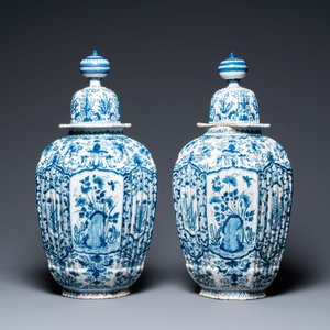 Een paar grote blauw-witte Delftse geribde dekselvazen, 1e kwart 18e eeuw — foto 3