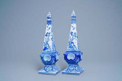 Een paar grote blauw-witte Delftse obelisken, 18e eeuw