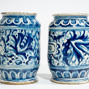 Een paar grote blauwwitte albarelli met "A foglie" decor in Antwerpse majolica, 16e eeuw — foto 4