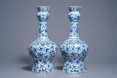 Een paar grote blauwwitte Delftse knobbelvazen, eerste kwart 18e eeuw