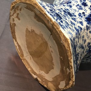 Een paar grote blauwwitte Delftse knobbelvazen, eerste kwart 18e eeuw — foto 11