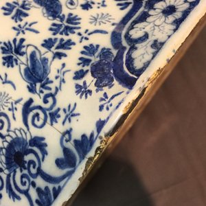 Een paar grote blauwwitte Delftse knobbelvazen, eerste kwart 18e eeuw — foto 13