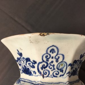 Een paar grote blauwwitte Delftse knobbelvazen, eerste kwart 18e eeuw — foto 16