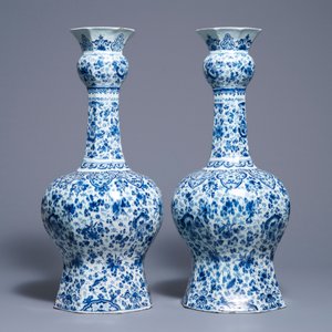 Een paar grote blauwwitte Delftse knobbelvazen, eerste kwart 18e eeuw — foto 3