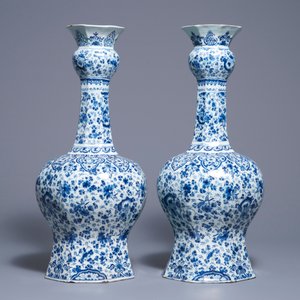 Een paar grote blauwwitte Delftse knobbelvazen, eerste kwart 18e eeuw — foto 4