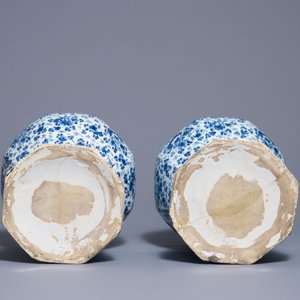 Een paar grote blauwwitte Delftse knobbelvazen, eerste kwart 18e eeuw — foto 5