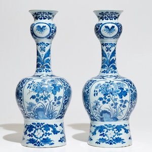 Een paar grote blauwwitte Delftse knobbelvazen met chinoiserie decor, 1e helft 18e eeuw — foto 1