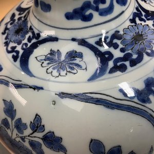 Een paar grote blauwwitte Delftse knobbelvazen met chinoiserie decor, 1e helft 18e eeuw — foto 12