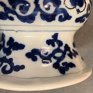 Een paar grote blauwwitte Delftse knobbelvazen met chinoiserie decor, 1e helft 18e eeuw — foto 15