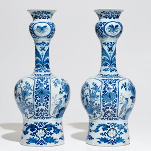 Een paar grote blauwwitte Delftse knobbelvazen met chinoiserie decor, 1e helft 18e eeuw — foto 4