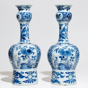 Een paar grote blauwwitte Delftse knobbelvazen met chinoiserie decor, 1e helft 18e eeuw — foto 5