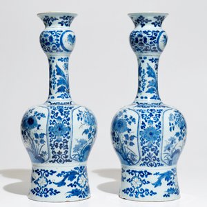 Een paar grote blauwwitte Delftse knobbelvazen met chinoiserie decor, 1e helft 18e eeuw — foto 6