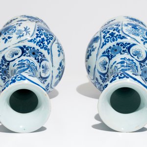 Een paar grote blauwwitte Delftse knobbelvazen met chinoiserie decor, 1e helft 18e eeuw — foto 7