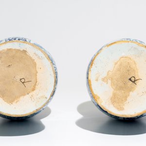 Een paar grote blauwwitte Delftse knobbelvazen met chinoiserie decor, 1e helft 18e eeuw — foto 8