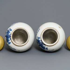 Een paar grote blauwwitte Delftse tabakspotten met koperen deksels, 18e eeuw — foto 5