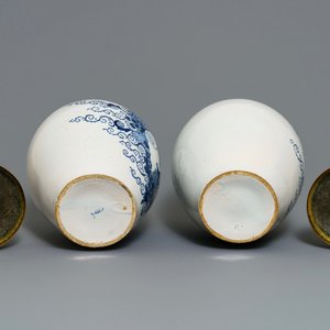 Een paar grote blauwwitte Delftse tabakspotten met koperen deksels, 18e eeuw — foto 6