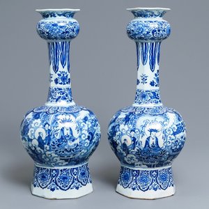 Een paar grote blauwwitte Delftse vazen met chinoiserie decor, eind 17e eeuw — foto 1