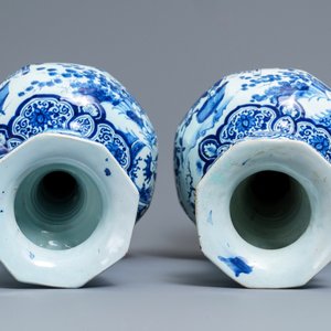 Een paar grote blauwwitte Delftse vazen met chinoiserie decor, eind 17e eeuw — foto 6