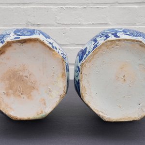 Een paar grote blauwwitte Delftse vazen met chinoiserie decor, eind 17e eeuw — foto 8
