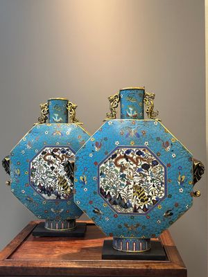 Een paar grote Chinese achthoekige cloisonné 'bianhu' vazen, Qianlong/Jiaqing — foto 1