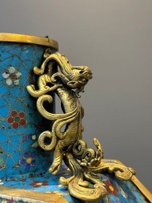 Een paar grote Chinese achthoekige cloisonné 'bianhu' vazen, Qianlong/Jiaqing — foto 19