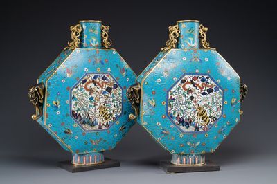 Een paar grote Chinese achthoekige cloisonné 'bianhu' vazen, Qianlong/Jiaqing