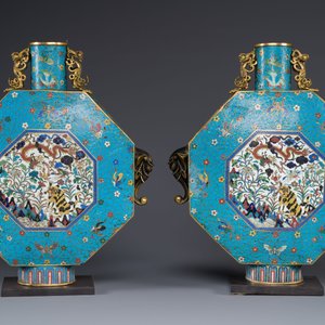 Een paar grote Chinese achthoekige cloisonné 'bianhu' vazen, Qianlong/Jiaqing — foto 2