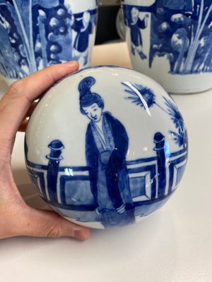 Een paar grote Chinese blauw-witte dekselpotten met dames die go spelen, 19e eeuw — foto 5