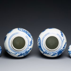 Een paar grote Chinese blauw-witte dekselpotten met dames die go spelen, 19e eeuw — foto 5