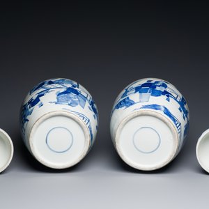 Een paar grote Chinese blauw-witte dekselpotten met dames die go spelen, 19e eeuw — foto 6